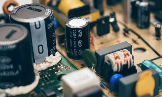 Foto de circuito eletroeletrônico com capacitores